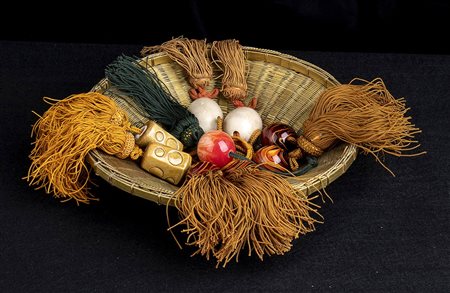 Lotto di oggetti vari: un cesto in metallo con oggetti etnici in pietra e vetro