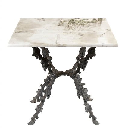 Tavolino con struttura in metallo e piano in vetro