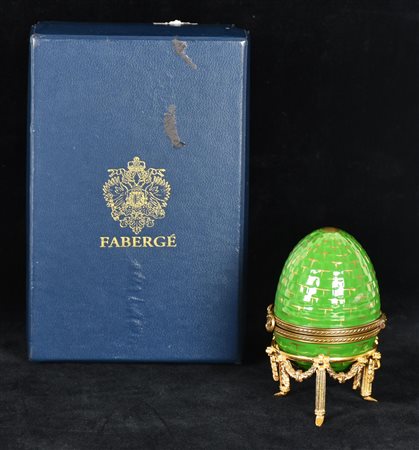 OROLOGIO UOVO FABERGE' porcellana smaltata e metallo dorato, h cm 7 con...