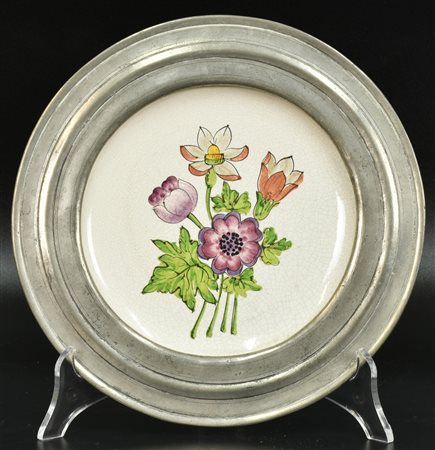 LOTTO DI 5 PIATTI IN CERAMICA E PELTRO decorati con motivi floreali diam cm 23