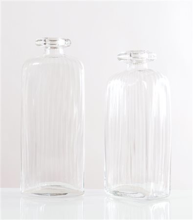 Lotto di due vasi in vetro trasparente a forma di bottiglia, Murano, fine del XX secolo.