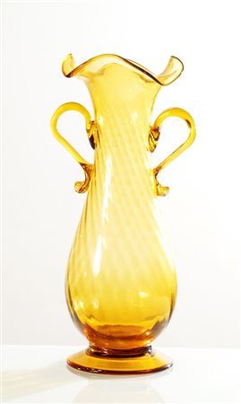 Vaso in vetro giallo, Murano, XIX secolo.