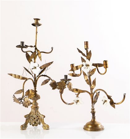 Lotto di due candelieri da altare in ottone, Francia, inizi del XX secolo. 