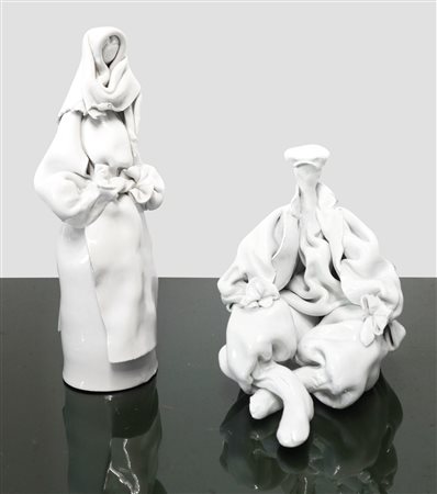 Dolores Demurtas (S.Gavino, Sardegna 1935)  - Coppia di figurine in maiolica bianca, raffiguranti personaggi sardi