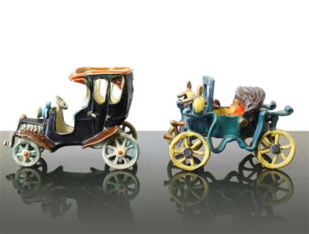 Coppia di auto d'epoca in porcellana