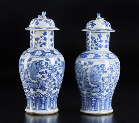  Arte Cinese - Due grandi vasi a balaustro con coperchio
Cina, Qing, XVIII secolo .