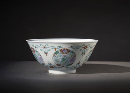 Arte Cinese - Tazza in porcellana doucai. 
Cina, dinastia Qing, XIX secolo .