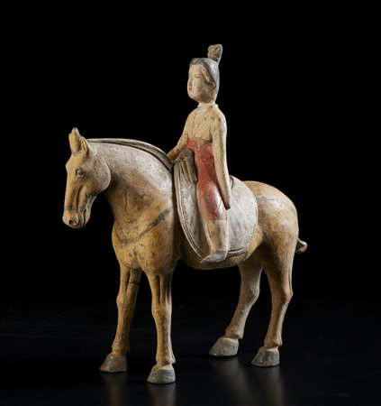  Arte Cinese - Statua in terracotta raffigurante fanciulla a cavallo
Cina, dinastia Tang, IX secolo.