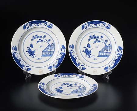 Arte Cinese - Tre piatti in porcellana bianco e blu 
Cina, Qing, periodo Kangxi, XVII-XVIII secolo.