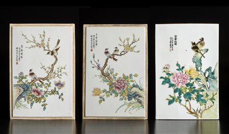  Arte Cinese - Gruppo di tre placche in porcellana famiglia rosa
Cina, inizio XX secolo .