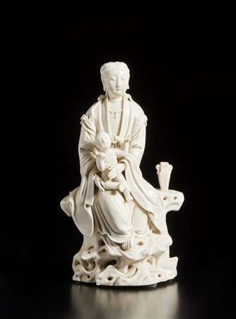  Arte Cinese - Figura di Guanyin in porcellana blanc de Chine
Cina, dinastia Qing, XIX secolo.