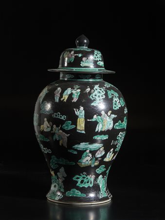  Arte Cinese - Potiche in porcellana famiglia nera 
Cina, dinastia Qing, XIX secolo .