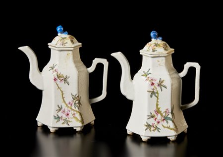  Arte Cinese - Coppia di teiere famiglia rosa 
Cina, inizi XX secolo .