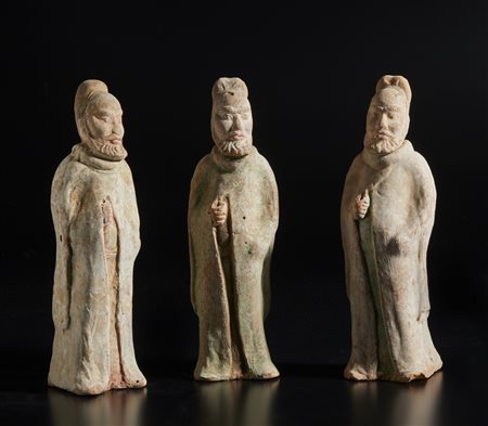  Arte Cinese - Gruppo di tre figure in terracotta 
Cina, dinastia Tang, IX secolo.