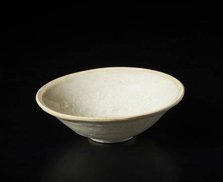  Arte Cinese - Tazza Qingbai con fiori di loto 
Cina, dinastia Song, XII secolo .