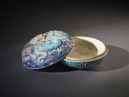 Arte Cinese - Scatola in porcellana con drago. 
Cina, dinastia Qing, periodo Qianlong o posteriore.