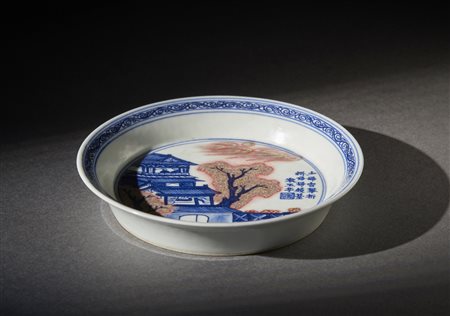  Arte Cinese - Piatto in porcellana con decoro rosso. 
Cina, XX secolo.
