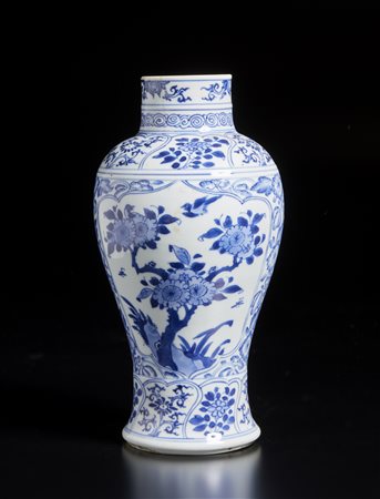  Arte Cinese - Vaso a balaustro in porcellana bianco e blu 
Cina, XVII secolo .
