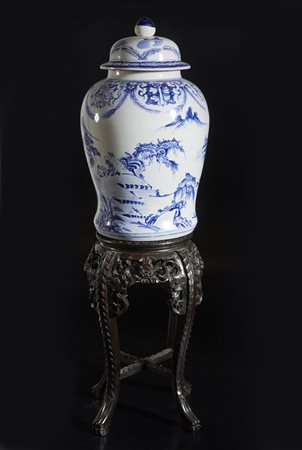 Arte Cinese - Lotto composto da giara in porcellana e gueridon. 
Francia e Cina XIX secolo.