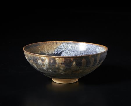  Arte Cinese - Tazza con decoro a fenici. 
Cina, dinastia Song, X secolo o posteriore .