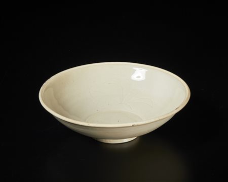  Arte Cinese - Tazza bianca con decorazione stilizzata incisa. 
Cina, dinastia Song, XII secolo.