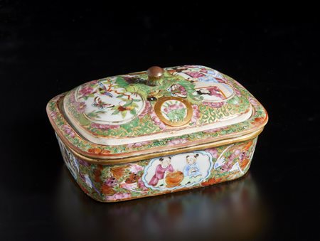  Arte Cinese - Scatola rettangolare in porcellana.
Cina, dinastia Qing, XIX secolo. .