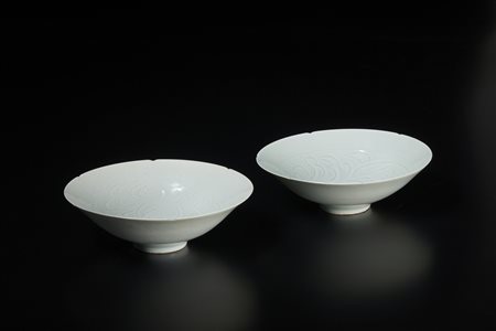  Arte Cinese - Coppia ciotole con decorazione stilizzata incisa
Cina, inizi XX secolo .