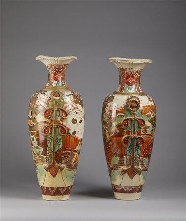  Arte Giapponese  - Coppia di vasi satsuma con samurai 
Giappone, XIX secolo .