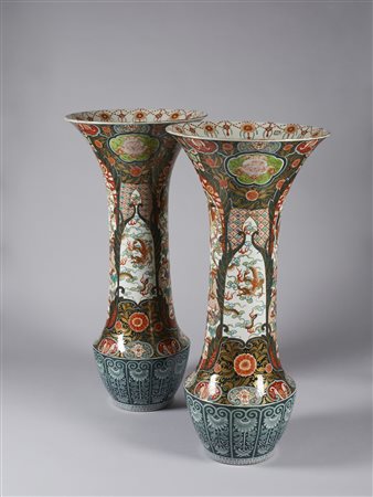 Arte Giapponese  - Grande coppia di vasi in porcellana Imari 
Giappone, inizio XX secolo .
