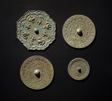  Arte Cinese - Gruppo di quattro specchi in bronzo. 
Cina, dinastia Tang e Song.