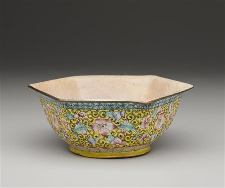 Arte Cinese - Tazza in "smalto di Pechino" 
Cina, dinastia Qing, XIX secolo .