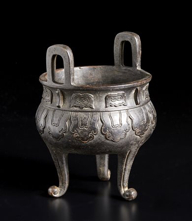  Arte Cinese - Incensiere tripode in bronzo 
Cina, Ming (?), XVII  secolo .
