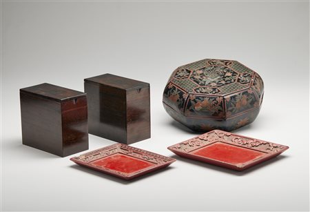 Arte Cinese - Lotto composto da tre oggetti in lacca e due contenitori per te in huanghuali Cina, dinastia Qing, XIX secolo .