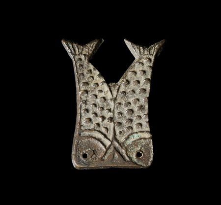  Arte Cinese - Pendente in bronzo raffigurante pesci
Cina, Qing, XIX secolo.