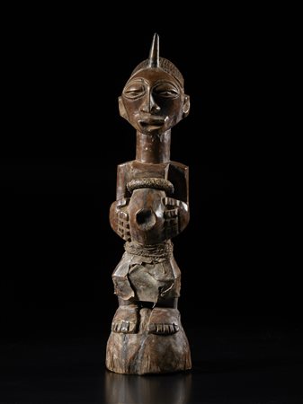  Arte africana - Repubblica Democratica del Congo, Songye.
Feticcio.
Legno, pelli, corno e sostanze apotropaiche, tracce di restauri. 
Inizi XX sec.
.