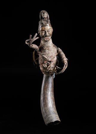  Arte africana - Repubblica Democratica del Congo, Yaka
Feticcio. 
Legno, pigmenti, tessuto, piume di uccello, fibre vegetali, peli, corno. .