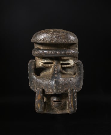  Arte africana - Liberia/ Costa d'Avorio, Bete. 
Maschera in legno, cuoio, borchie.
Segni d'uso.