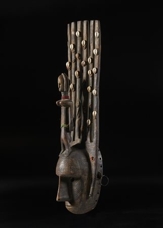  Arte africana - Mali, Bambara
Maschera 
Legno, conchiglie e perline .