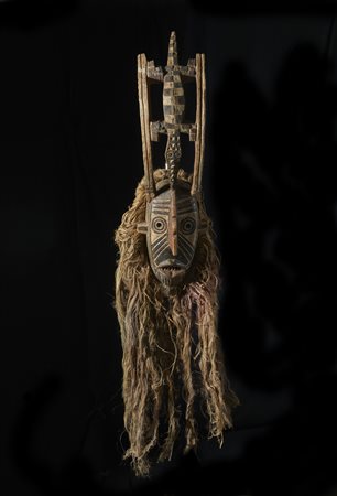  Arte africana - Mali, Burkina Faso, Bwa/ Dafing (?)
Maschera in legno.
Legno, pigmenti colorati, cordame.
Segni d'uso.
.