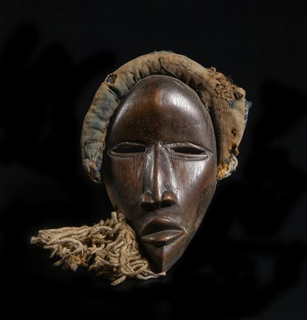  Arte africana - Costa d'avorio, Dan. 
Passaporto in legno.
.