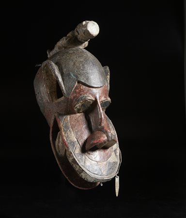  Arte africana - Nigeria, Yoruba 
Maschera di alligatore.
Legno, lamine d'alluminio. 
Segni d'uso tribale.
.