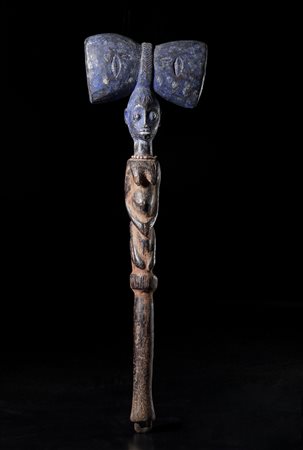  Arte africana - Nigeria, Yoruba
Strumento divinatorio e di danza Oshe Shango. 
Legno con tracce di pigmenti e di culto. 
Prima metà del XX. .