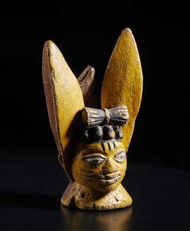  Arte africana - Nigeria, Yoruba. 
Maschera cimiero Apasa. 
Legno e pigmenti. .