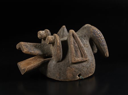  Arte africana - Nigeria, Mambila.
Maschera rappresentante una cornacchia.
Legno e pigmenti.
Segni d'uso.