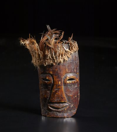 Arte africana - Piccola maschera in osso con piume. 
.