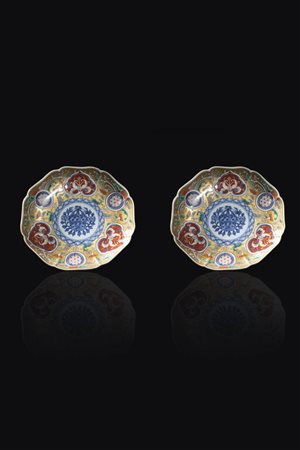 COPPIA DI PIATTI<BR>Coppia di piatti in porcellana con decori floreali
