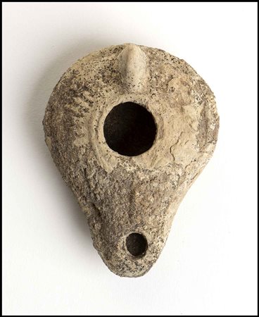 LUCERNA Epoca bizantina, VI - VII secolo d.C. lunghezza cm 8 Integra....