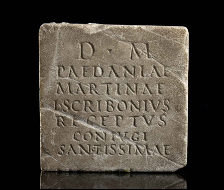 EPIGRAFE FUNERARIA II secolo d.C. cm 14,5 x 14,5; spessore cm 3,5 Epigrafe...