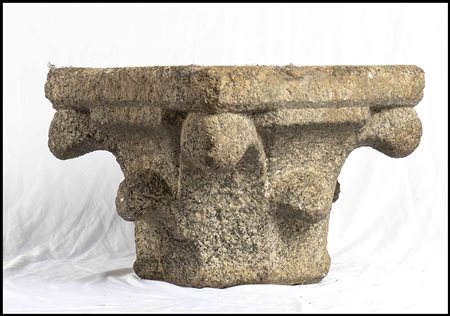 CAPITELLO A FOGLIE LISCE Epoca medievale Granito sardo; altezza cm 35; abaco...