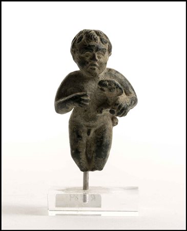 BAMBINO CON AGNELLO Epoca tardo ellenistica Fusione piena in bronzo; altezza...